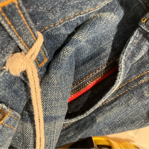 TOMMY HILFIGER Sz 40 x  30 Classic Lightly Distressed Jeans NWT - Picture 13 of 16